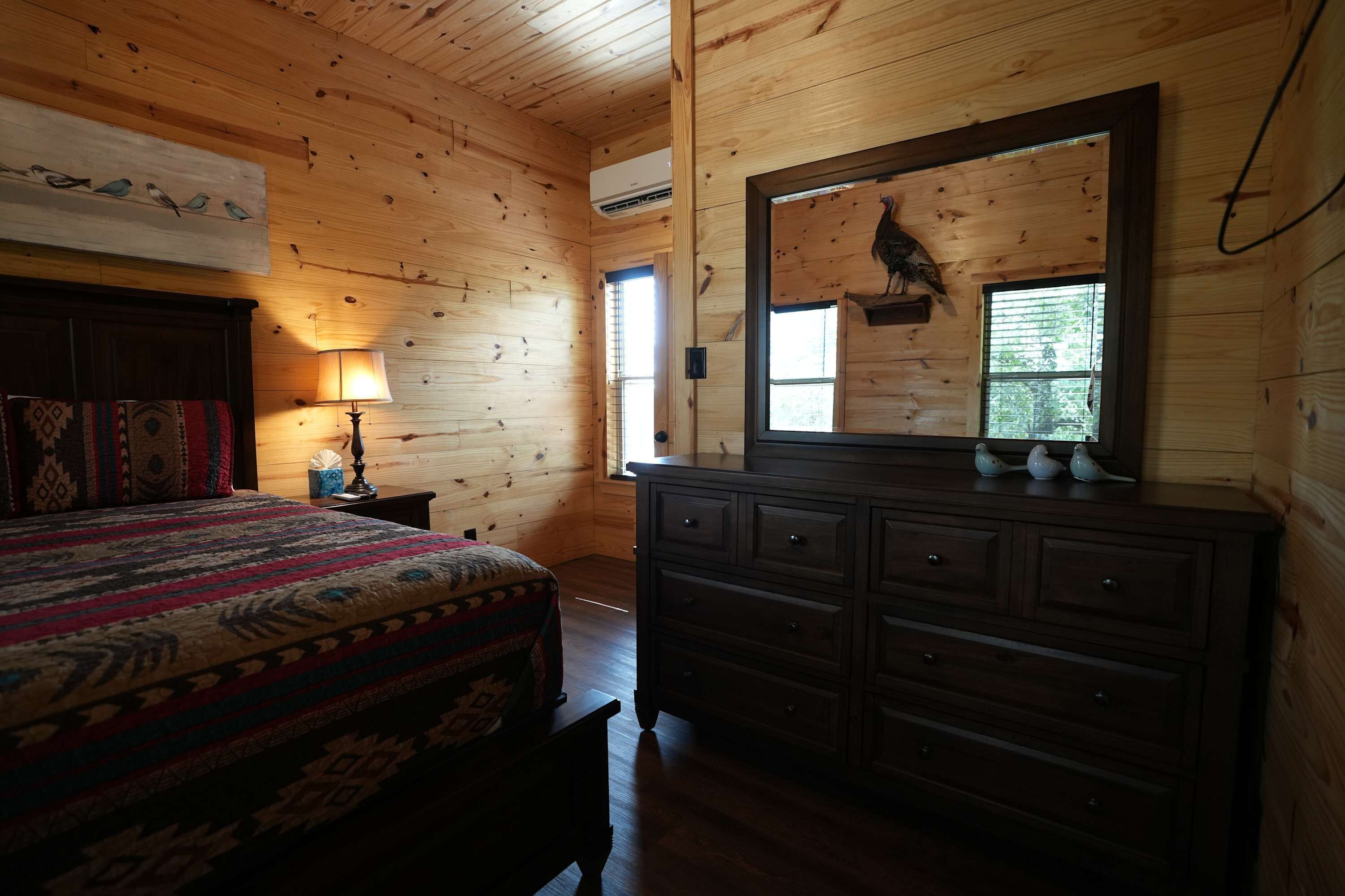 5 bedrooms, desk, WiFi, bed sheets