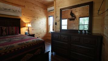5 bedrooms, desk, WiFi, bed sheets