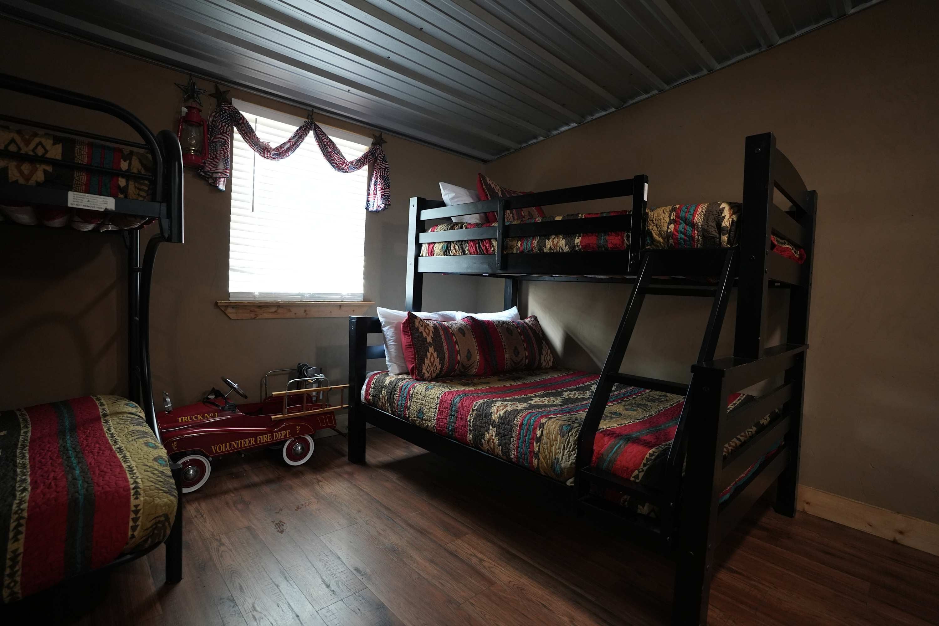 Desk, WiFi, bed sheets