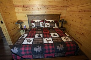 Desk, WiFi, bed sheets - Camp QYB Retreat: Private Cabin and Lake House, Hot Tub, Lake Front (Runaway Bay)