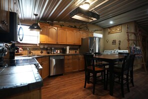 Fridge, microwave, oven, stovetop - Camp QYB Retreat: Private Cabin and Lake House, Hot Tub, Lake Front (Runaway Bay)