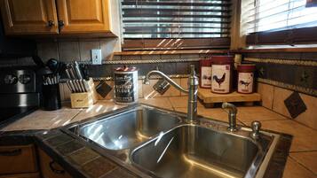 Kjøleskap, mikrobølgeovn, ovn og kokeplater