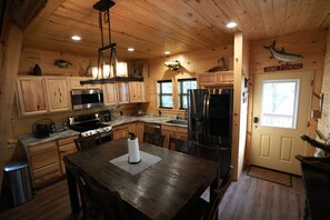 Køleskab, mikrobølgeovn, ovn, kogeplade