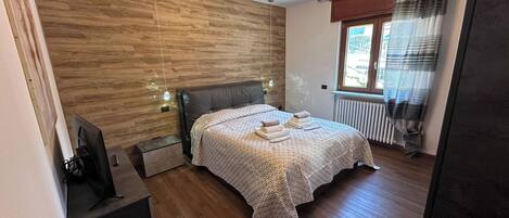 Een strijkplank/strijkijzer, gratis wifi, beddengoed