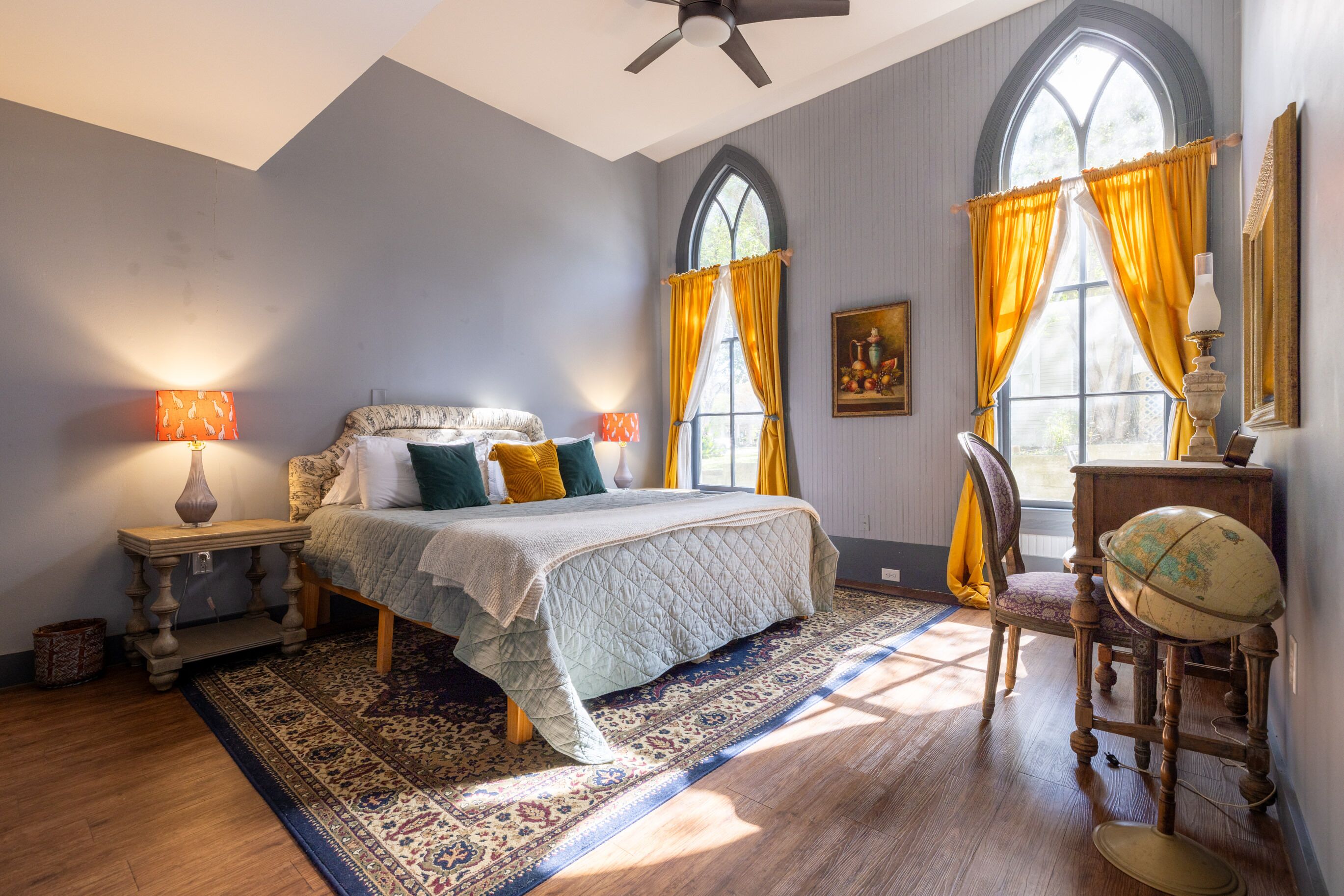 Een bureau, gratis wifi, beddengoed