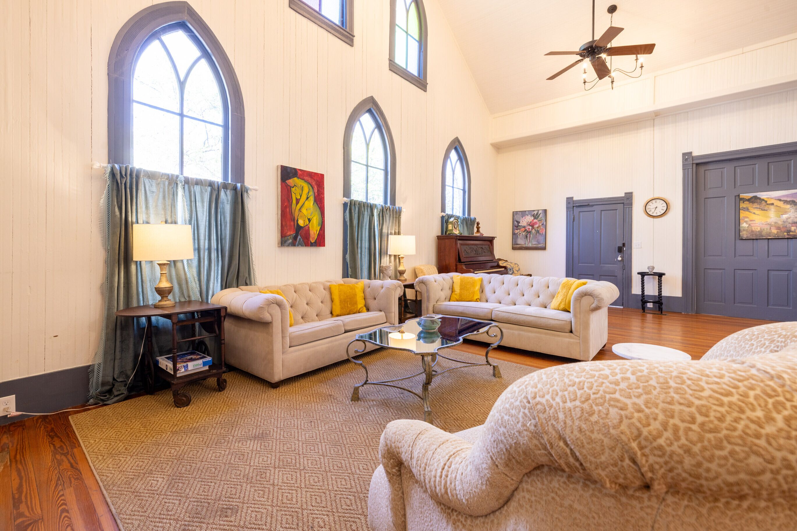 Een televisie, een dvd-speler, boeken en een filmbibliotheek