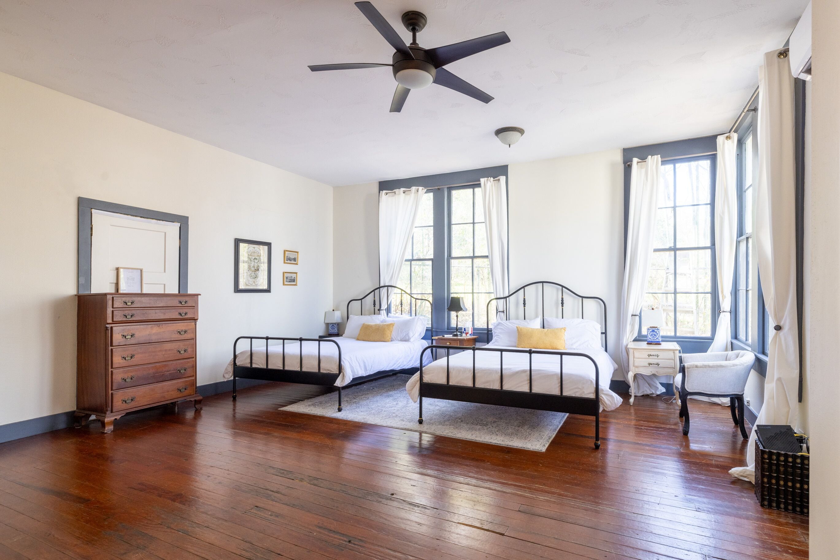 6 bedrooms, desk, free WiFi, bed sheets