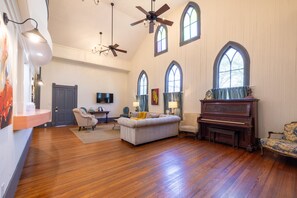 TV, DVD player, books, video library - The Downtown Abbey - Whole Home (San Marcos)