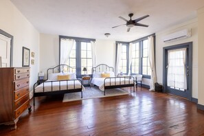 Desk, free WiFi, bed sheets - The Downtown Abbey - Whole Home (San Marcos)