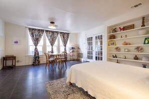 6 bedrooms, desk, free WiFi, bed sheets - The Downtown Abbey - Whole Home (San Marcos)