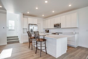 Réfrigérateur, micro-ondes, plaque de cuisson, lave-vaisselle