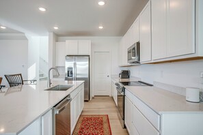 Réfrigérateur, micro-ondes, plaque de cuisson, lave-vaisselle