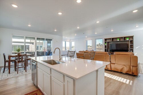 8 Mi to Denver Tech Center: Business-Ready Retreat