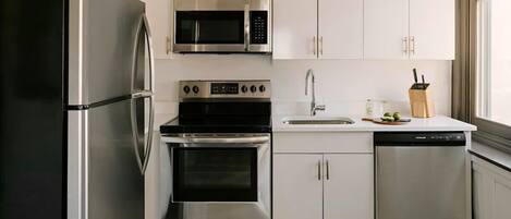 Frigorífico, microondas, horno y placa de cocina