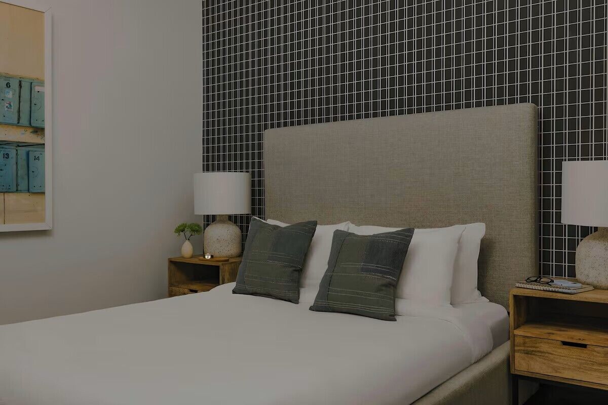 Een strijkplank/strijkijzer, gratis wifi