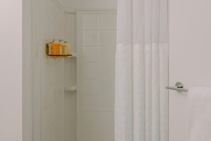 Een douche, een haardroger, handdoeken