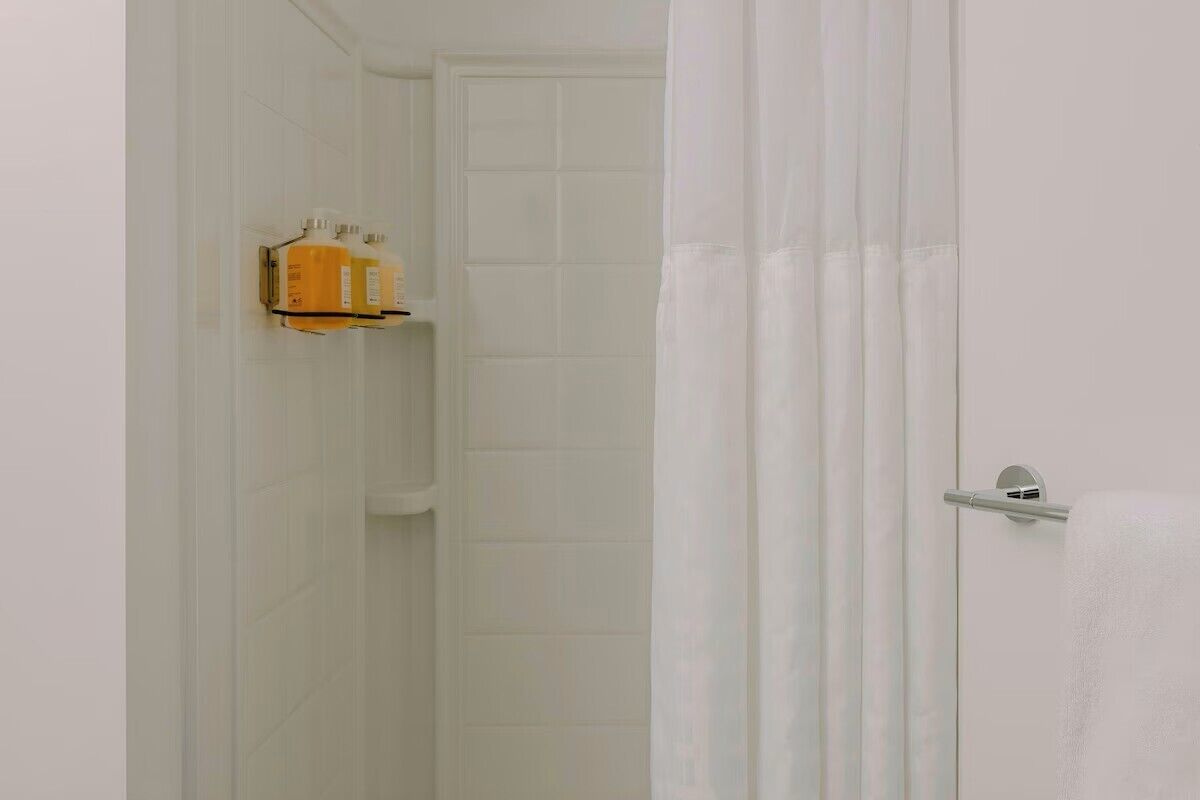 Douche, sèche-cheveux, serviettes fournies