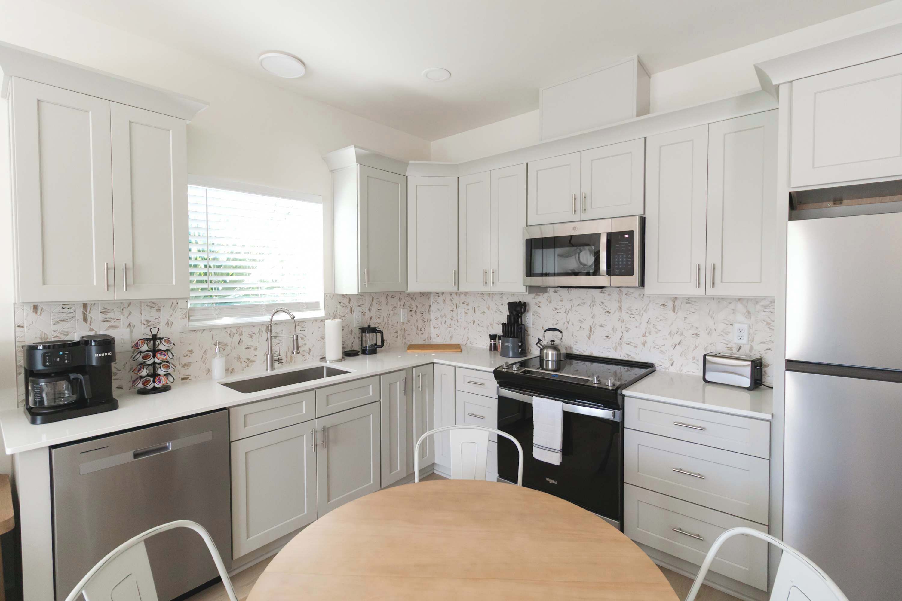 Een koelkast, een magnetron, een oven, een kookplaat