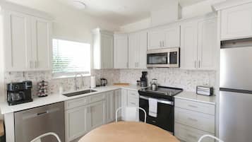 Een koelkast, een magnetron, een oven, een kookplaat