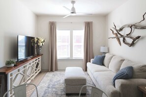 TV, offices - The Nesting Cottage Downtown Pensacola (Pensacola)