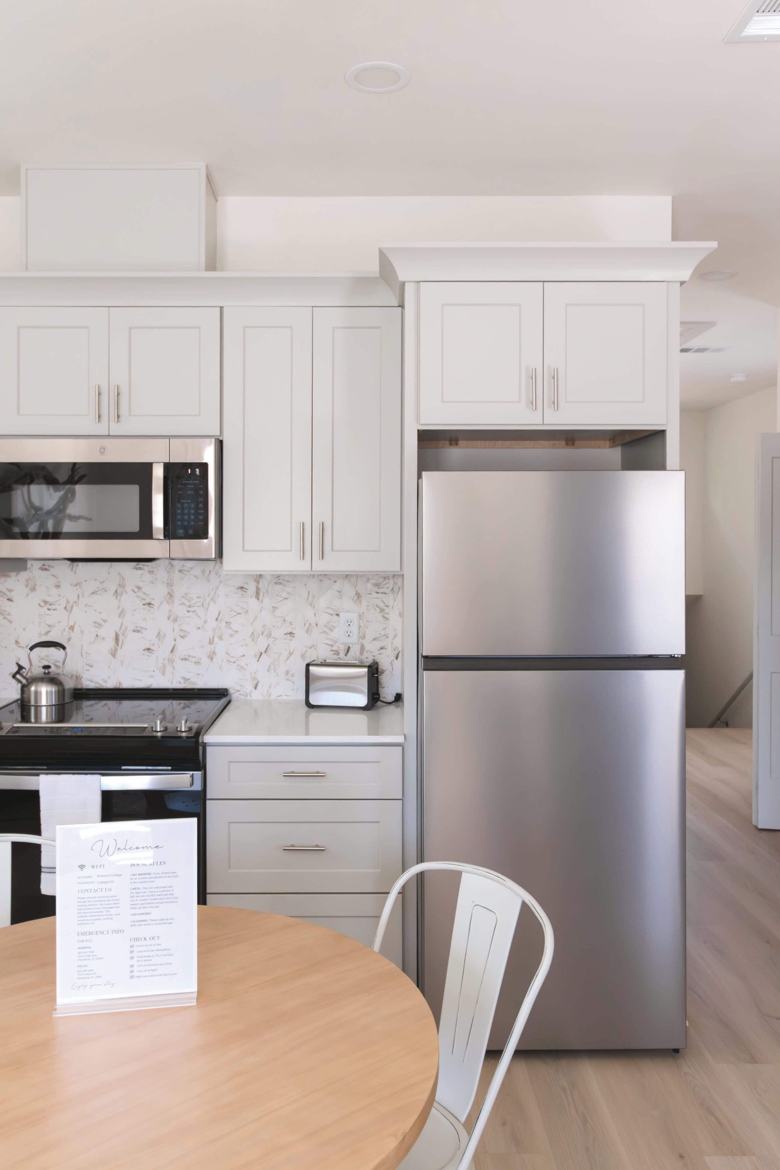 Køleskab, mikrobølgeovn, ovn, kogeplade