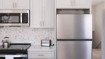 Køleskab, mikrobølgeovn, ovn, kogeplade