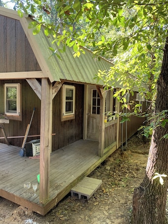 Terrace/patio. Cabin in the middle of the ShawneeNational Forest. WiFi, ac, full kitchen.