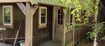 Cabin in the middle of the ShawneeNational Forest. WiFi, ac, full kitchen.