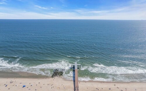 SPACIOUS CORNER BEACH HOUSE with WRAPAROUND PORCHES in OCEAN GROVE