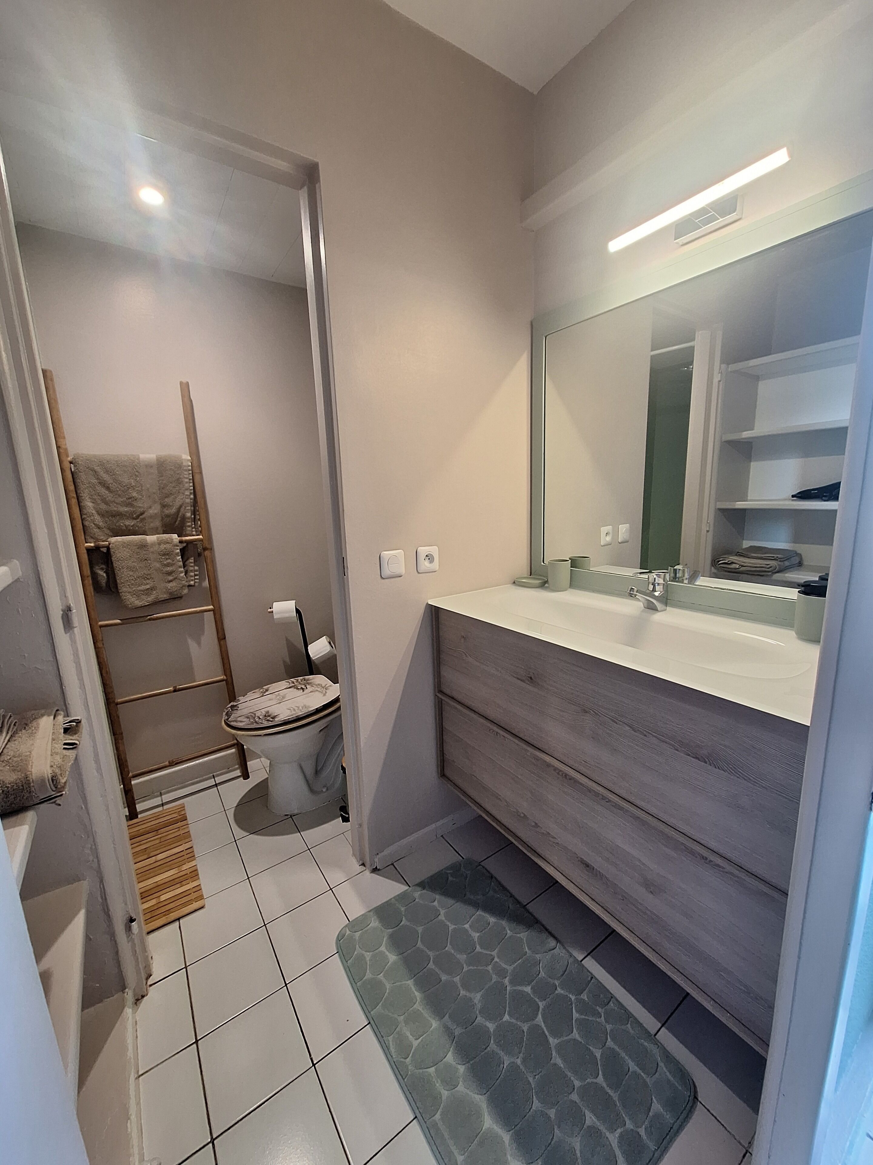 Douche, sèche-cheveux, serviettes fournies