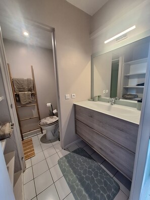 Douche, sèche-cheveux, serviettes fournies