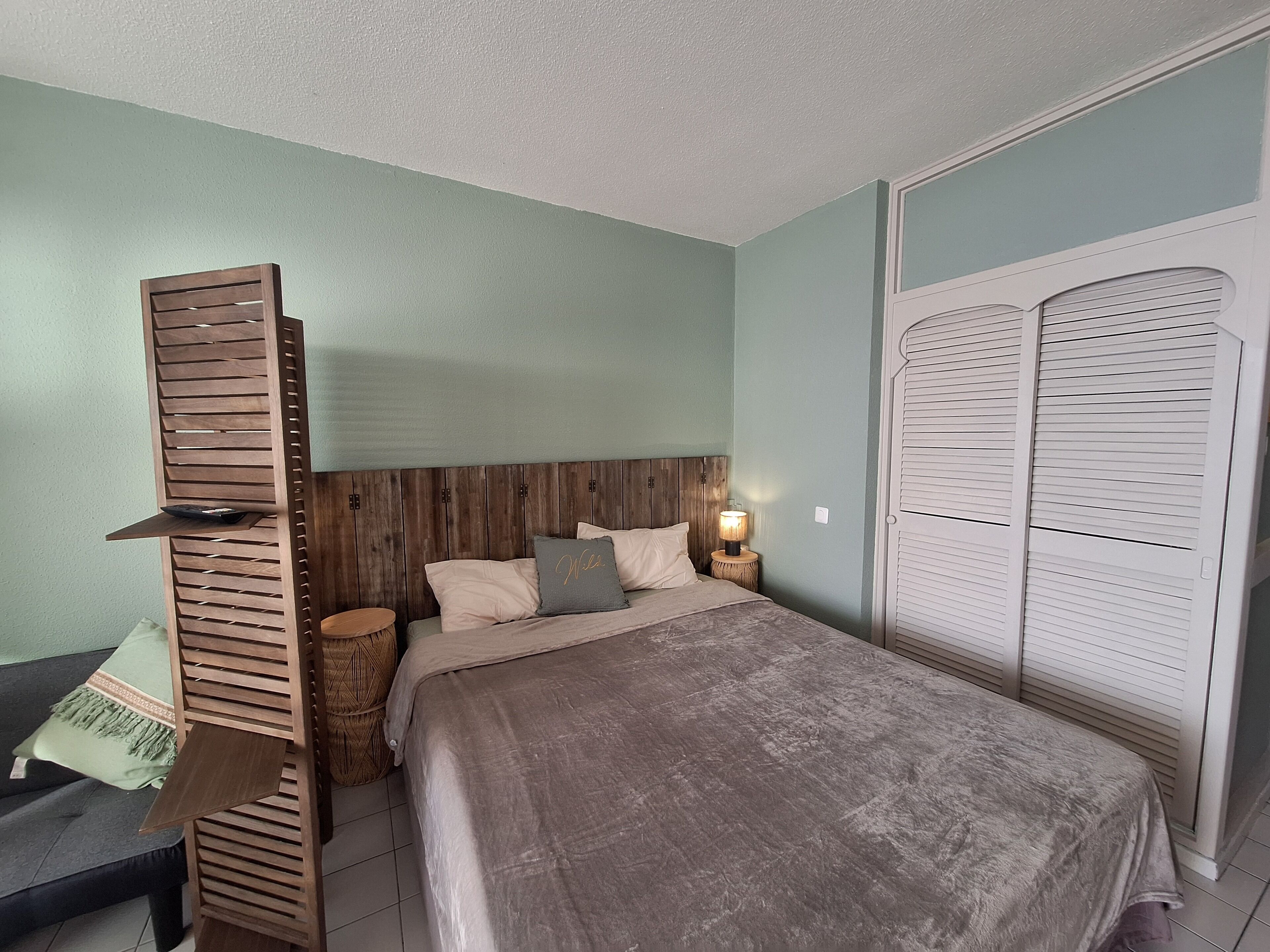 Silitysrauta/-lauta, Wi-Fi, vuodevaatteet