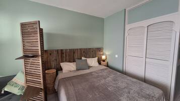 Iron/ironing board, WiFi, bed sheets