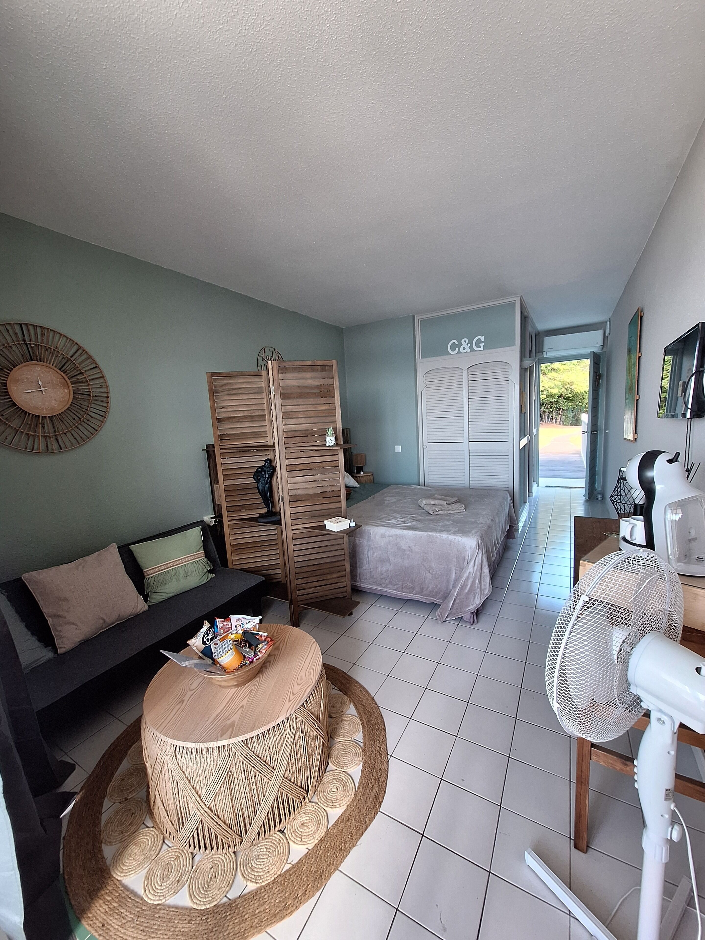 Iron/ironing board, WiFi, bed sheets