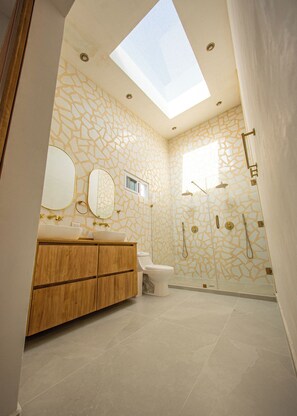 Kelengkapan dandanan diri percuma, pengering rambut, tuala disediakan 