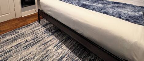 Escritorio, tabla de planchar con plancha, wifi gratis y ropa de cama