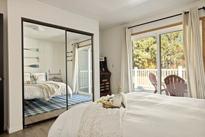 Free WiFi, bed sheets - Summit Retreat | Hot Tub • Game Room • Near Slopes (Big Bear Lake)