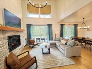 Smart TV, fireplace, books - New Lake Front home•Hot tub•Sleeps15•Full Amenities•Walk to beach (Warrenton)