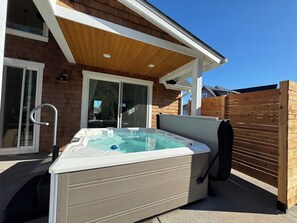 Terrace/patio - New Lake Front home•Hot tub•Sleeps15•Full Amenities•Walk to beach (Warrenton)