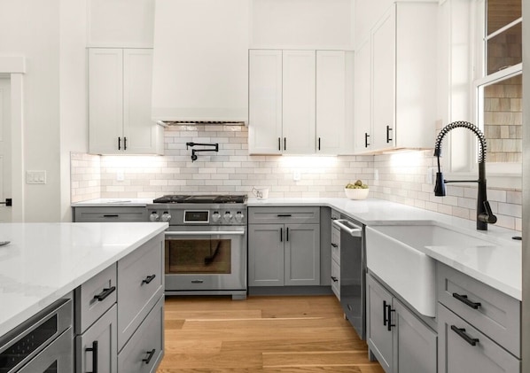 Microwave, oven, stovetop, dishwasher - New Lake Front home•Hot tub•Sleeps15•Full Amenities•Walk to beach (Warrenton)