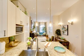 Interior - Glam Stays - Free Parking - Steps to Kensington (Toronto)