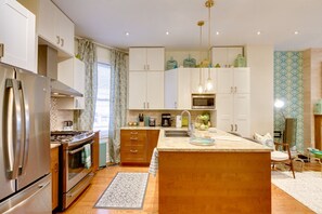 Fridge, microwave, oven, stovetop - Glam Stays - Free Parking - Steps to Kensington (Toronto)