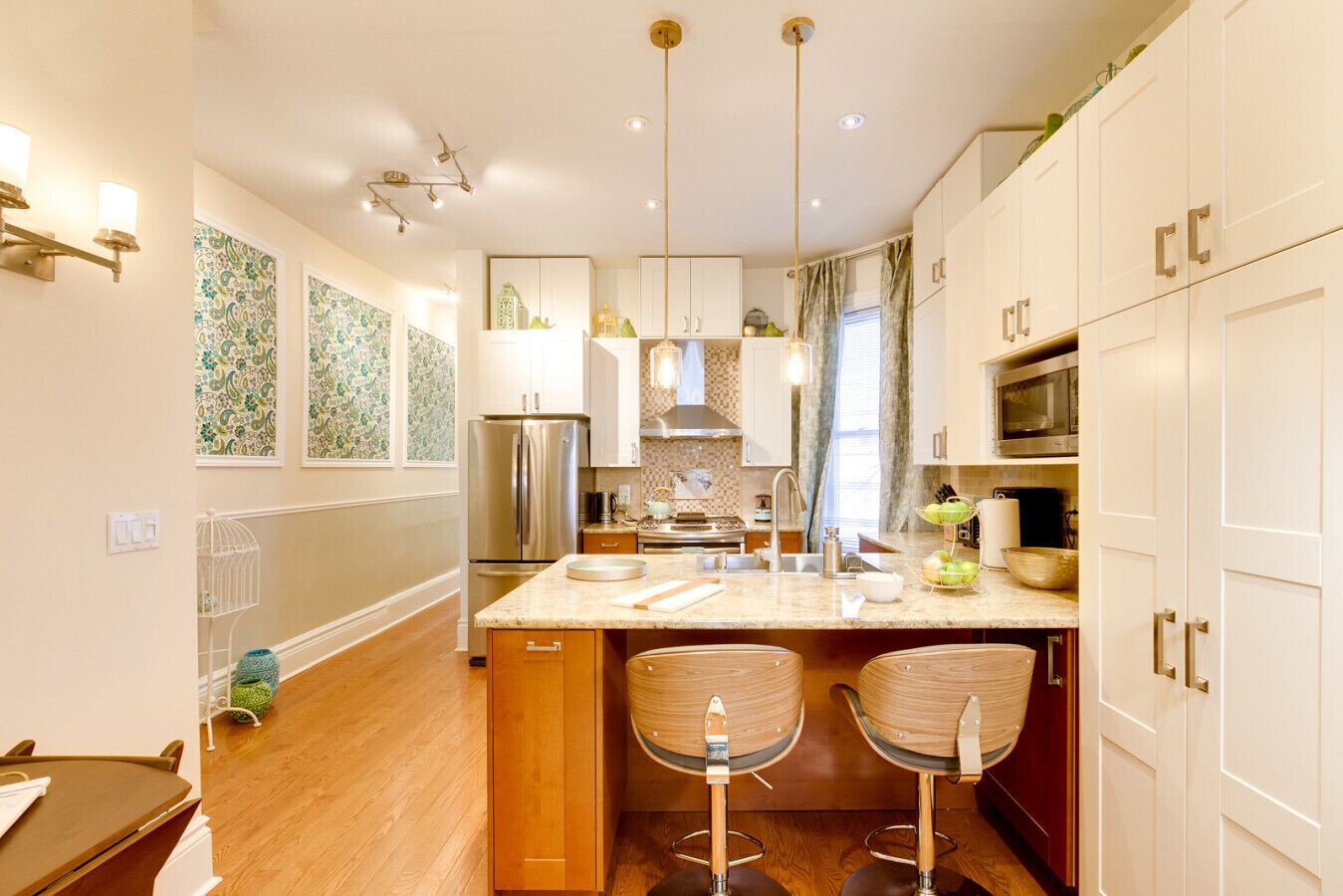 冷蔵庫、電子レンジ、オーブン、コンロ