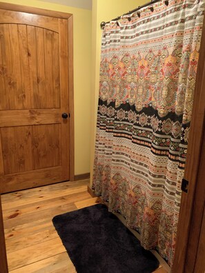 Interior - Tranquil 4-bedroom cabin with AC in charming Wedowee (Wedowee)