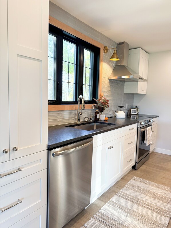 Private kitchen - Pinecone Acres- New Waterfront Fully Restored Farmhouse with Luxury Finishes (Petersfield)