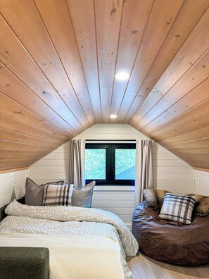 Room - Pinecone Acres- New Waterfront Fully Restored Farmhouse with Luxury Finishes (Petersfield)