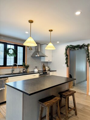 Microondas, horno, parrilla de estufa y lavavajillas 