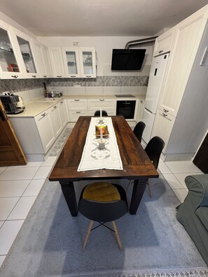 Private kitchen - Râșnov Old Town House • Family-Friendly • Walk to Fortress • Near Bran Castle (Râșnov)