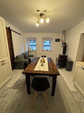 Dining - Râșnov Old Town House • Family-Friendly • Walk to Fortress • Near Bran Castle (Râșnov)