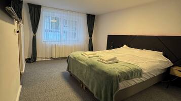 Iron/ironing board, WiFi, bed sheets